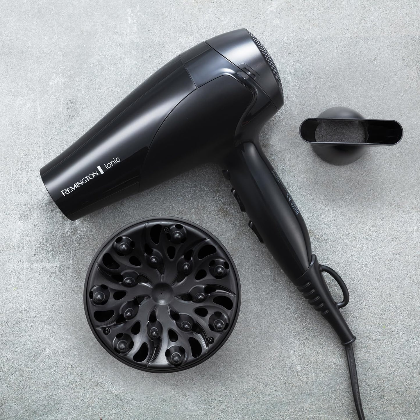 Remington Secador de Pelo Ionic Dry 2200, Iónico, Cabello Sin Encrespamiento, 2200 W, Concentrador y Difusor, 3 Temperaturas, 2 Velocidades, Rejilla Trasera Desmontable, Gancho Para Colgar, D3198