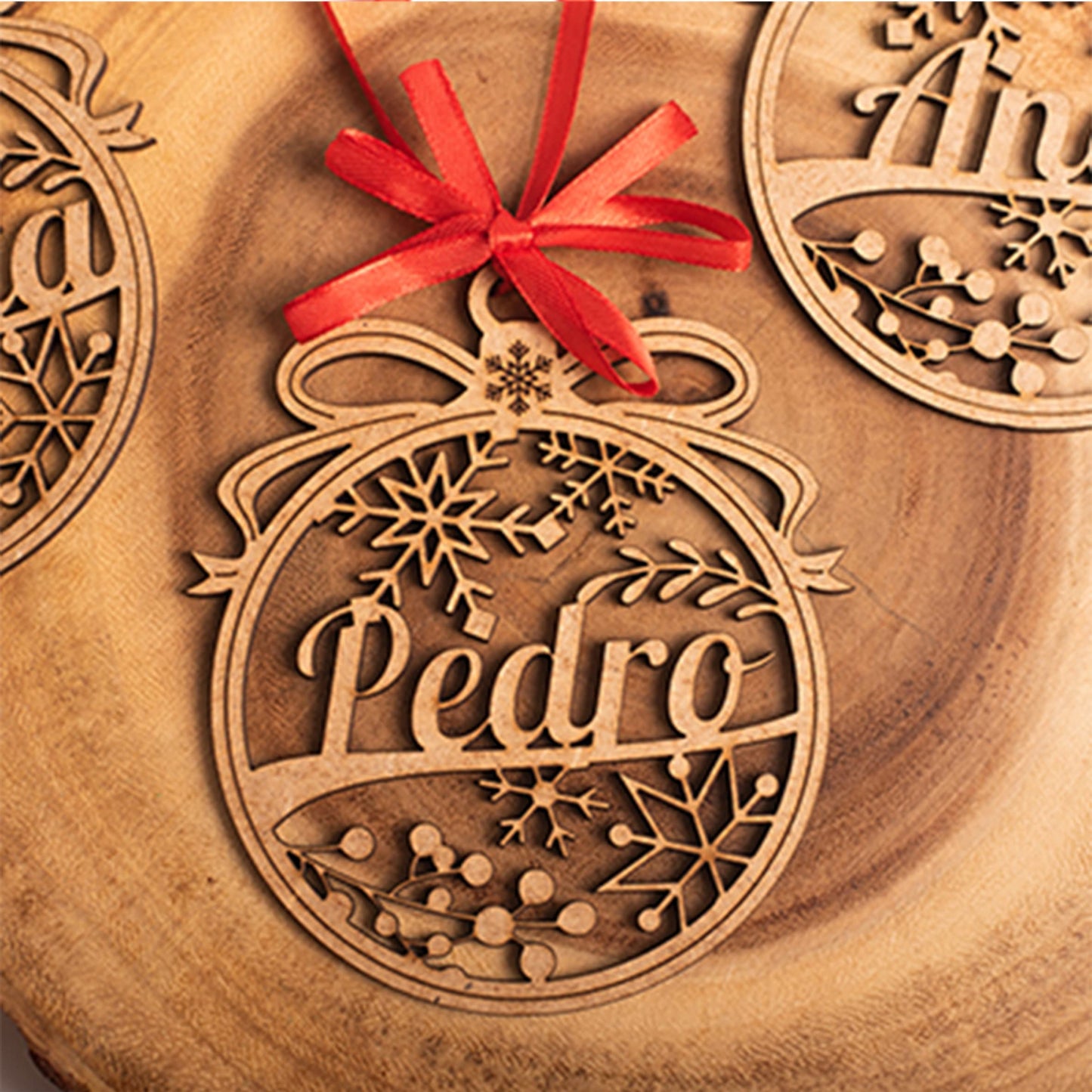 Bolas de Navidad Personalizada - Bolas de Navidad Personalizada con Nombre de Madera - Decoración navideña - Esfera grabada en Madera de máxima Calidad con Cuerda incluida. (Lazo)