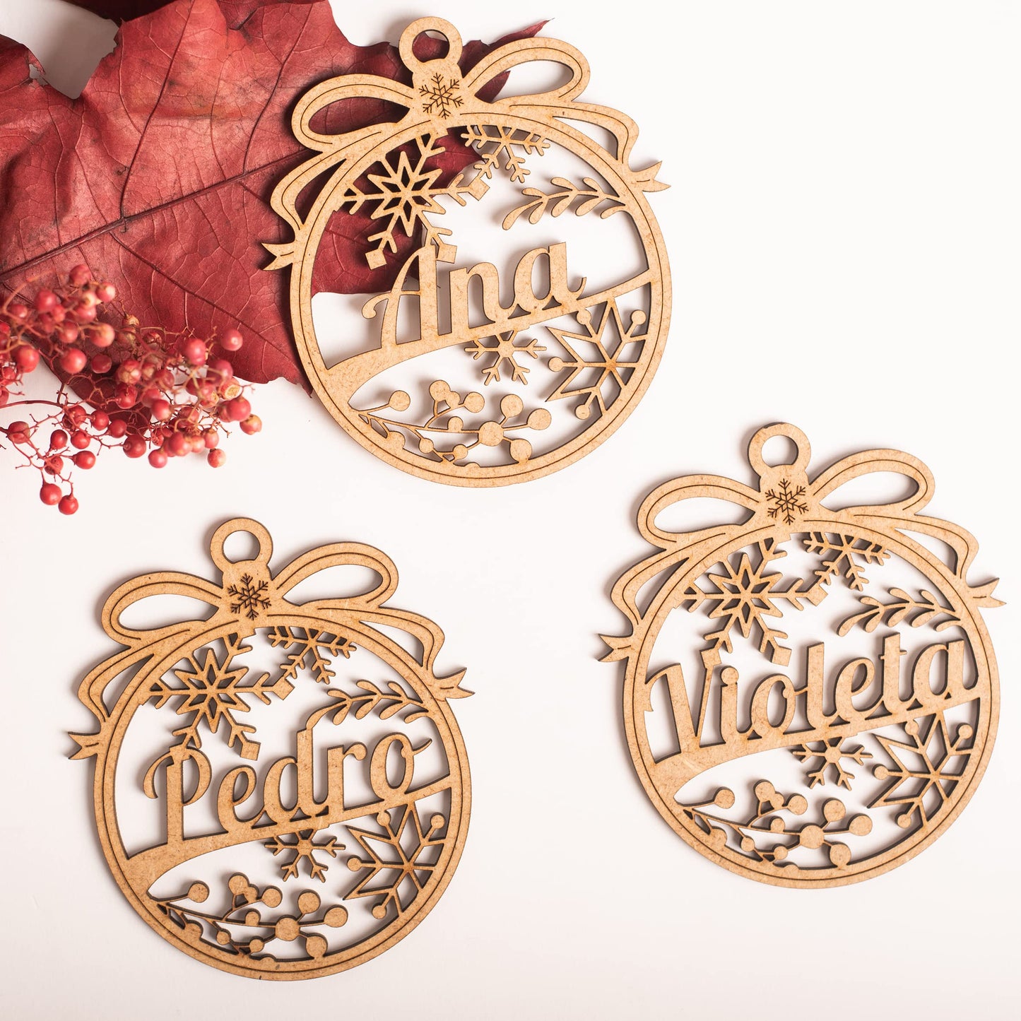 Bolas de Navidad Personalizada - Bolas de Navidad Personalizada con Nombre de Madera - Decoración navideña - Esfera grabada en Madera de máxima Calidad con Cuerda incluida. (Lazo)