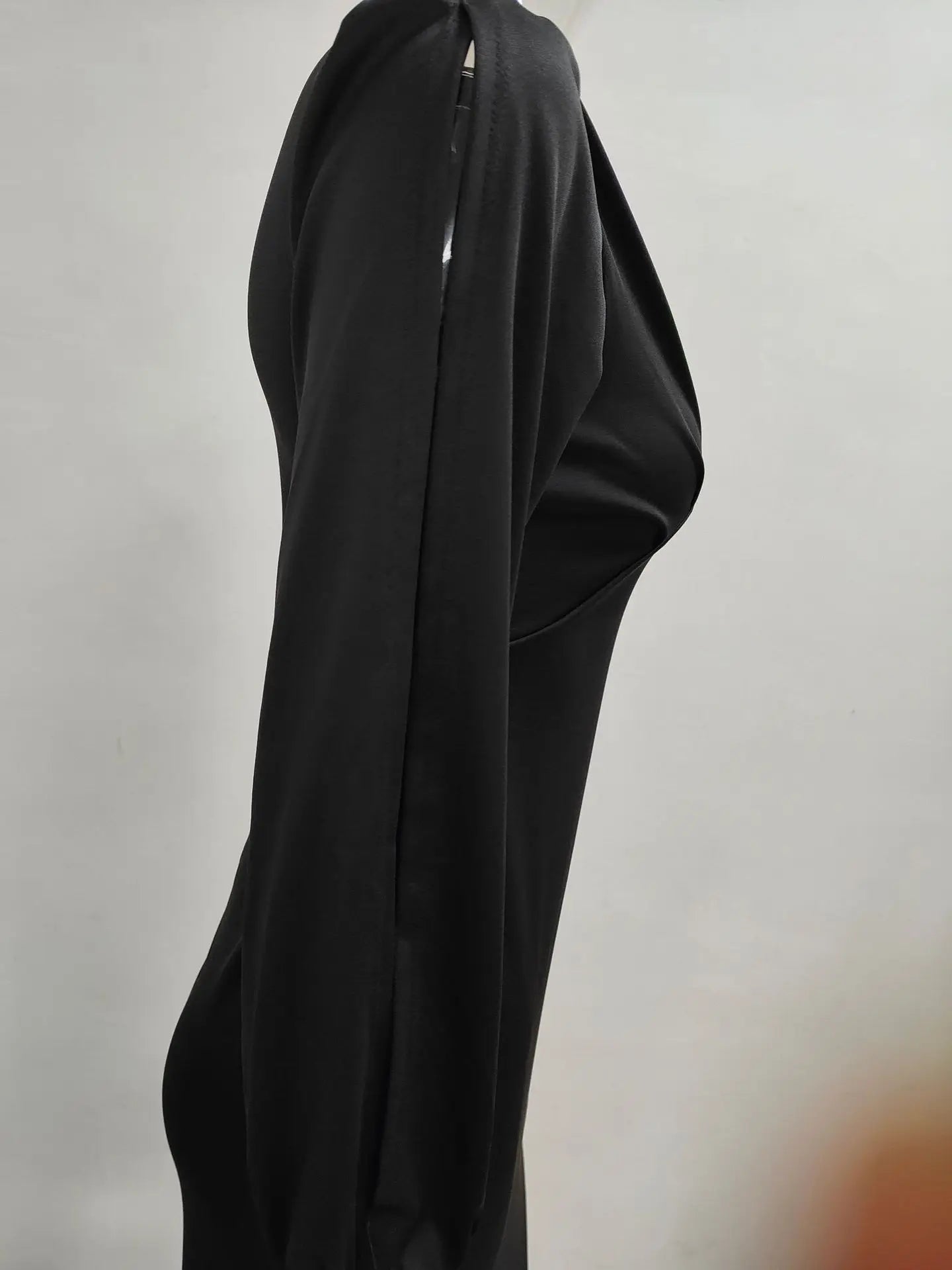 Hot selling solid pleated temperament, personalized split sleeves, slim fitting one step dress